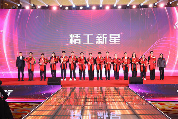 03集团副总裁沈月华女士、齐三六先生为九州ku酷游新星获得者颁奖.jpg